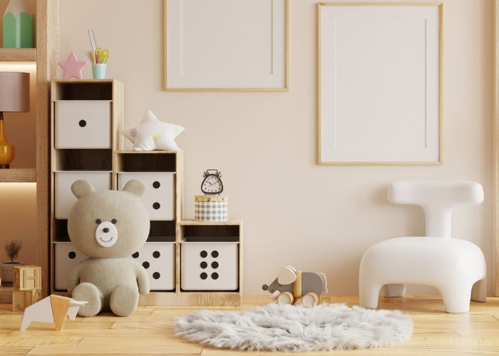 白っぽい木製家具と、白を基調としたおもちゃ箱によるおしゃれなキッズスペース